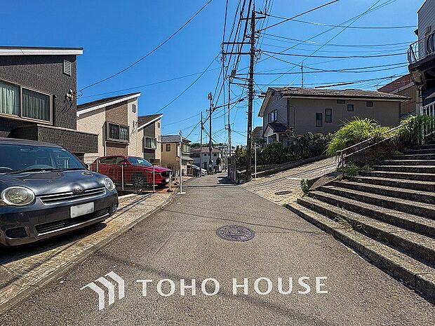 前面道路含む現地写真『快適』は「家」と「街」と「環境」が調和した時に訪れるだと改めて感じさせてくれます。