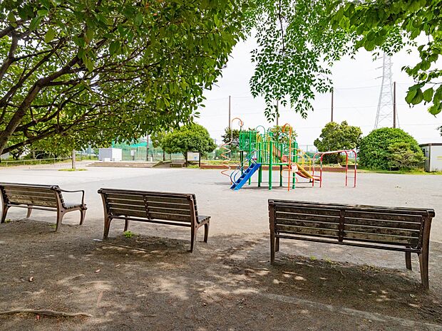 鶴見川近くにあり、夏はいかだフェスティバルや花火大会フリーマーケットなど、多くの人で賑わっています。