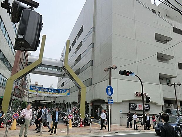 食料品や日用品、衣料品など豊富な品揃え。駅前で夜遅くまで営業しているのでお帰りのお買物にも便利です。