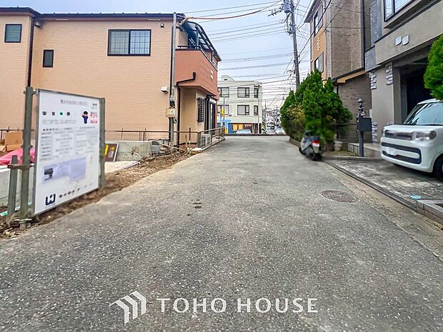 前面道路含む現地写真『快適』は「家」と「街」と「環境」が調和した時に訪れるだと改めて感じさせてくれます。