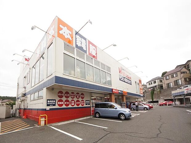 洋服やおもちゃ、貴金属からベビー用品までありとあらゆる商品を扱っています。