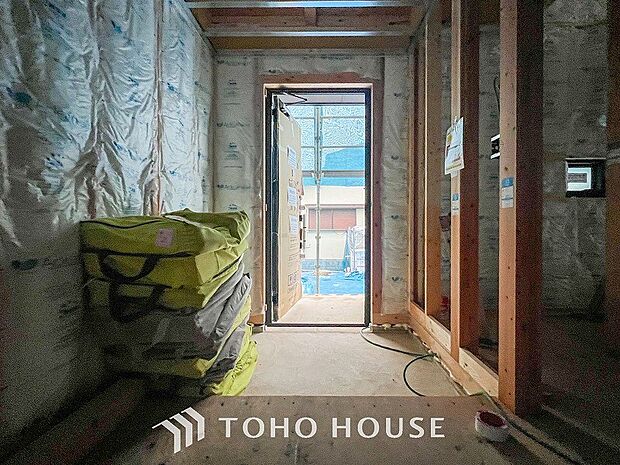 居住者の帰り、訪れる方を優しく迎えてくれる開放感のある玄関。