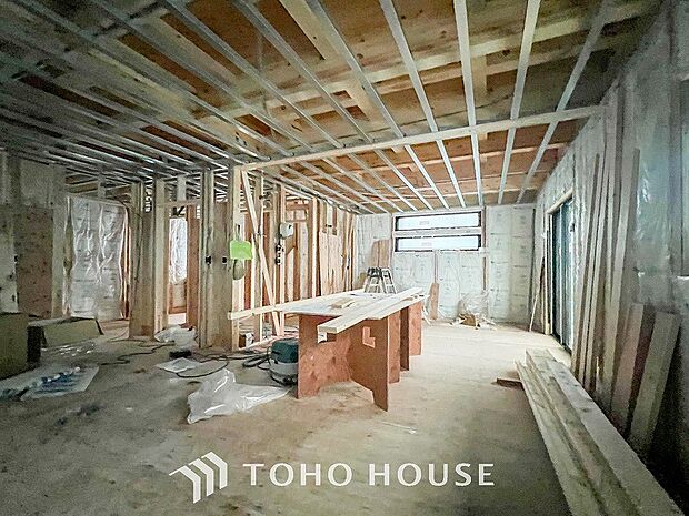 やわらかな陽射しがふりそそぎ、室内に開放感と爽快感をもたらします。