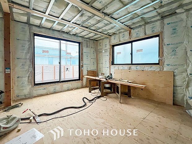 大きな窓からたっぷりと陽光が注がれる明るい空間。家族の成長に対応できる永住仕様の間取り。