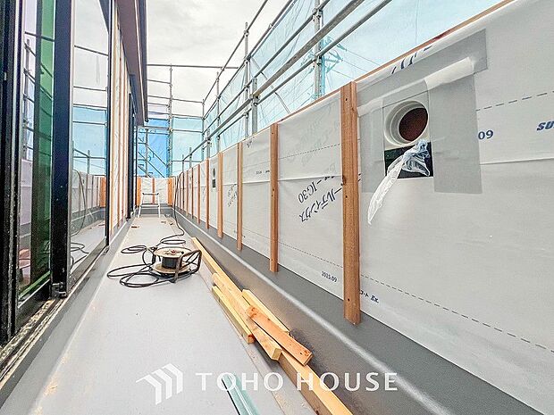 太陽の恵みをたっぷりと受けて、洗濯物も気持ちよく干せそうです。