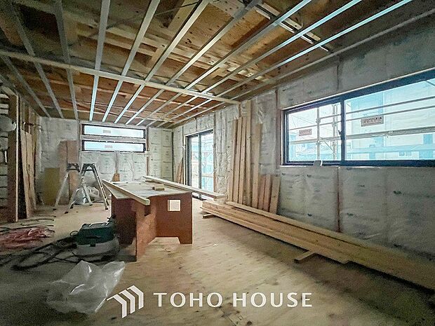 あたたかい日差しがたっぷり降り注ぐLDKは自然と家族の顔があかるい笑顔に。