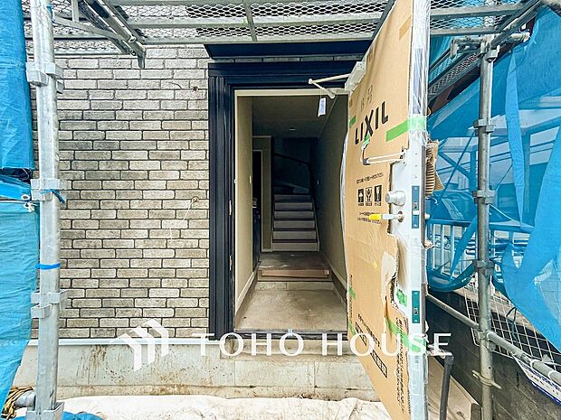 清潔感溢れる玄関がお出迎えする本邸宅の物語は、ここから始まる日常を期待させます。