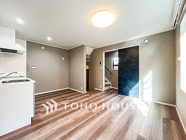 戸建てならではのリビング。落ち着いた色調のリビングは家族団欒の憩いの場所です。