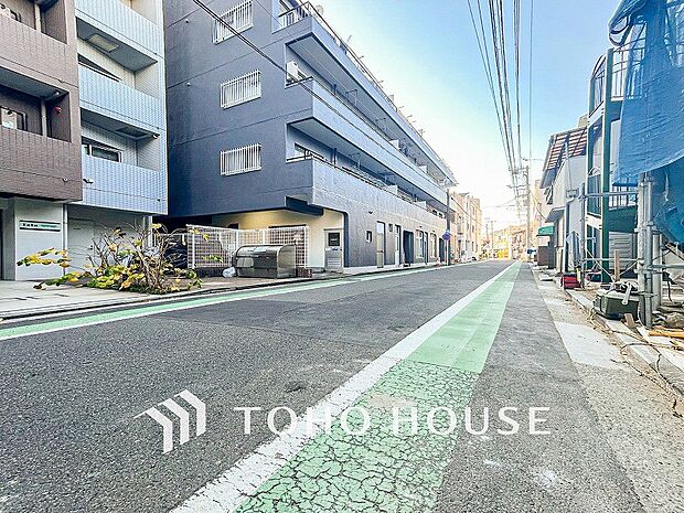 前面道路含む現地写真『快適』は「家」と「街」と「環境」が調和した時に訪れるだと改めて感じさせてくれます。