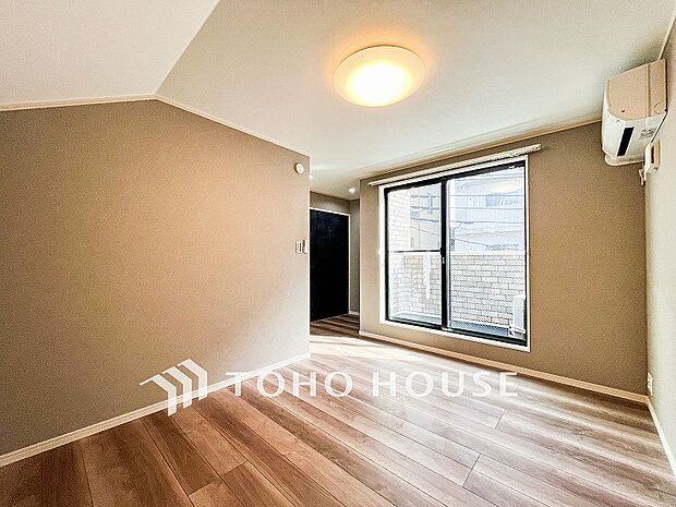 大きな窓からたっぷりと陽光が注がれる明るい空間。