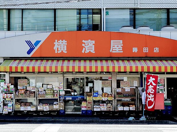 明治20年創業の地元密着のスーパー。隣にお酒を専門で取り扱う店舗もあります。