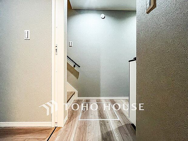 上質感漂う廊下。居住者の帰り、訪れる方を優しく迎える・安らぎに満ちた生活空間を予感させる。