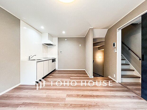 ご家族みんながゆったり寛げる広々リビング。上質な時間を育む暮らしのメインステージです。