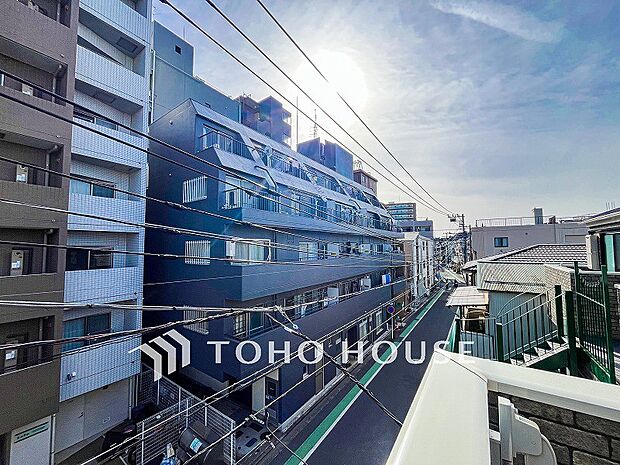 やわらかな陽射しがふりそそぎ、ゆったりした時間が流れる室内。