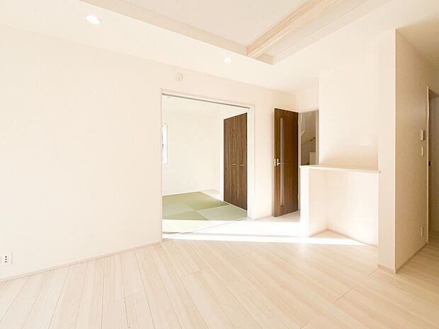 光と風があふれる開放的なリビングダイニングには自然と家族みんなが集まってきます。