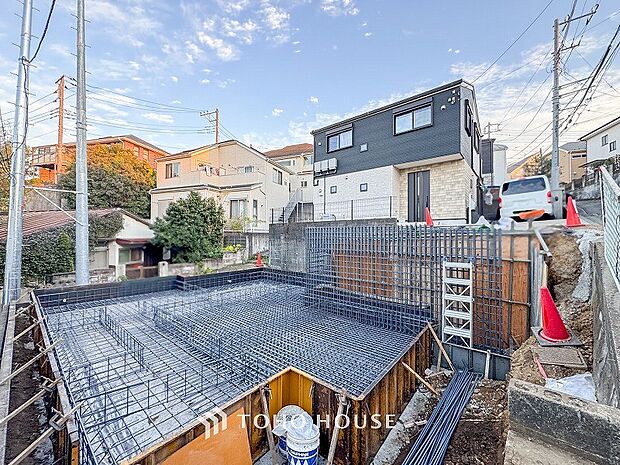 住む人を映し出す洗練された佇まいは、いつまでも輝き続けながらいつしか街の風景に溶け込んでいきます。