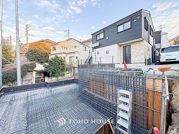 閑静な住宅街の一角、ひと時のくつろぎが生まれ、ゆっくりと愛着が育まれていきます。