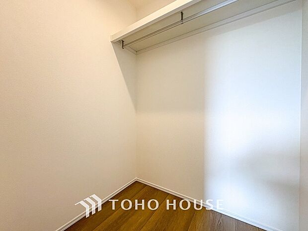 普段使わない季節用品やトランクなど大きなものもラクラク収納できる広さがございます。