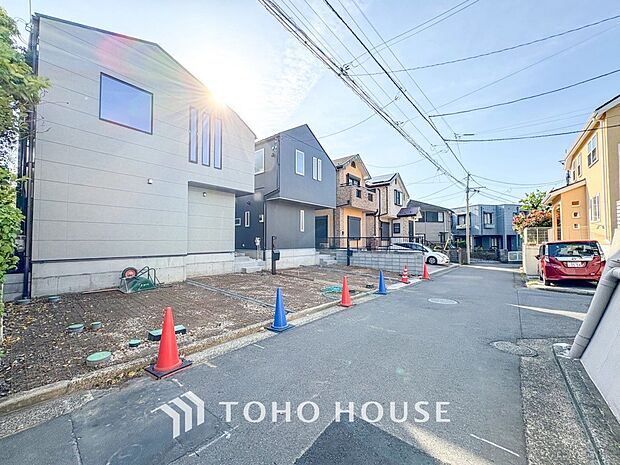 前面道路含む現地写真『快適』は「家」と「街」と「環境」が調和した時に訪れるだと改めて感じさせてくれます。