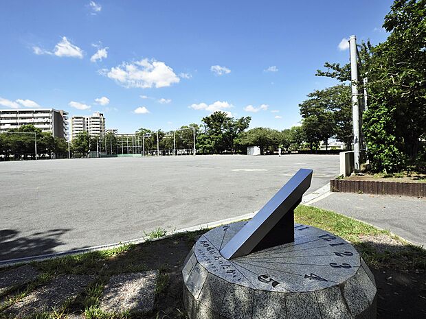 広く野球やサッカーを楽しめる広場やログハウスのある公園です。放課後は小学生が楽しく遊んでいます。