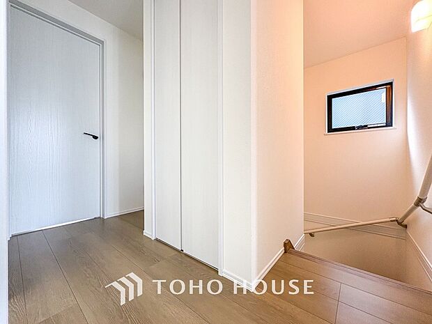 上質感漂う廊下。居住者の帰り、訪れる方を優しく迎え安らぎに満ちた生活空間を予感させます。