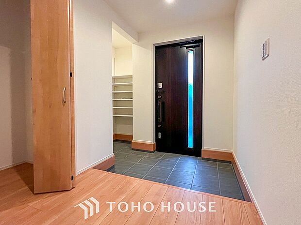 居住者の帰り、訪れる方を優しく迎えてくれる開放感のある玄関。