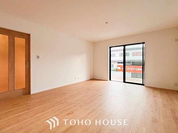 明るく開放的な空間が広がるLDK。室内には豊かな陽光が注ぎ込み、爽やかな住空間を演出。