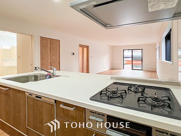 ご家族みんなで調理ができる位のスペースを実現したキッチン空間となっております。