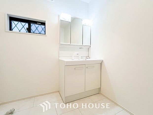 洗面台・洗面所パウダールームはナチュラルな雰囲気で清潔な印象。