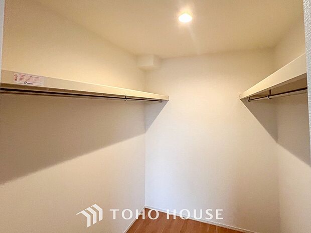 衣類だけでなく大きな荷物も収納でき、お部屋がすっきりします。