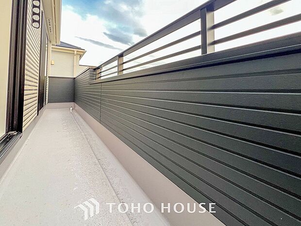 陽光とそよ風に触れることができるバルコニー。