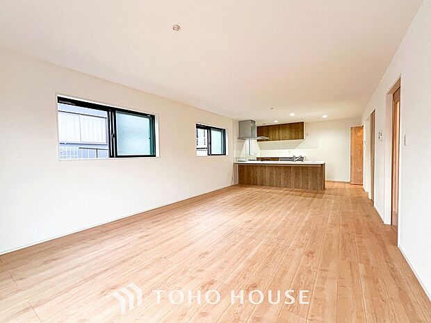 家族と過ごすひと時を溢れる光が優しく包み込むリビングダイニング。