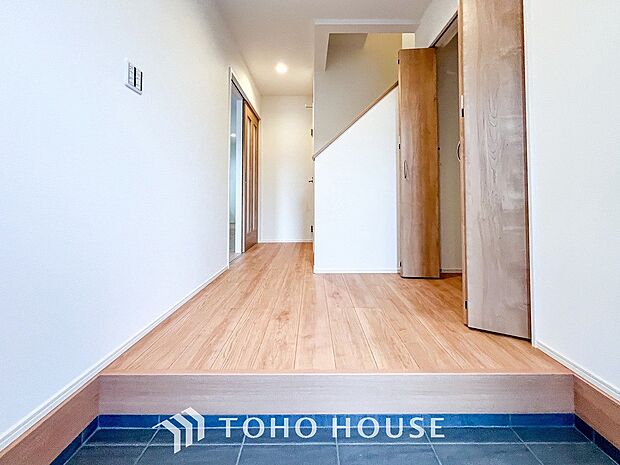 上質感漂う廊下。居住者の帰り、訪れる方を優しく迎える・安らぎに満ちた生活空間を予感させる。