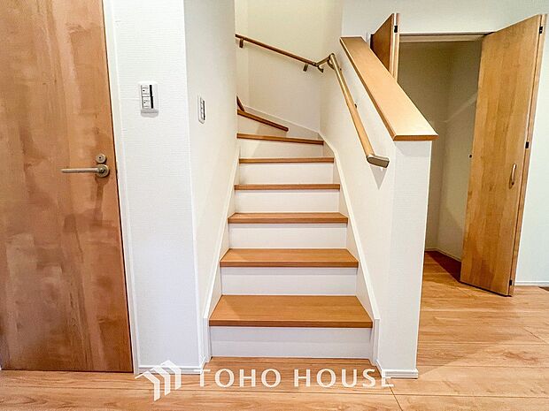 パブリックゾーンとプライベートゾーン繋ぐ階段。豊かな陽光が注ぎ込み、爽やかな住空間を演出。