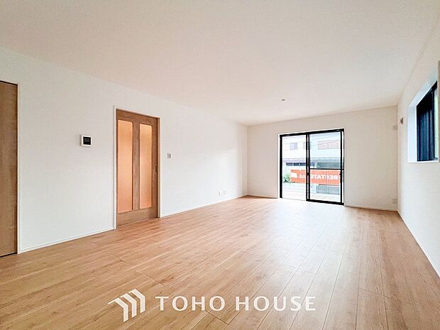 光と風があふれる開放的なリビングダイニングには自然と家族みんなが集まってきます。