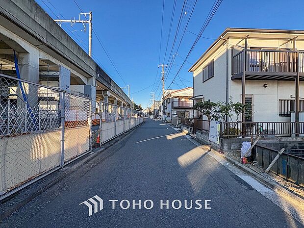 前面道路含む現地写真『快適』は「家」と「街」と「環境」が調和した時に訪れるだと改めて感じさせてくれます。