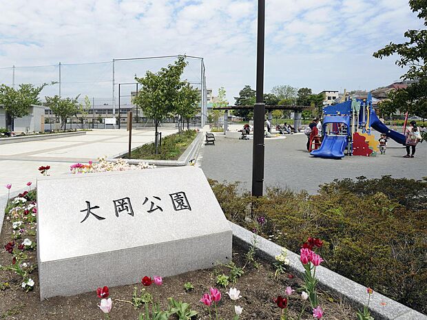 広場や芝生、ベンチなど整備された近隣公園。春には約60本もの桜の木がピンク色に染まる景色を楽しむことができます。