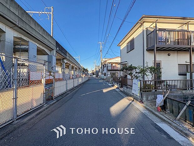 前面道路含む現地写真『快適』は「家」と「街」と「環境」が調和した時に訪れるだと改めて感じさせてくれます。