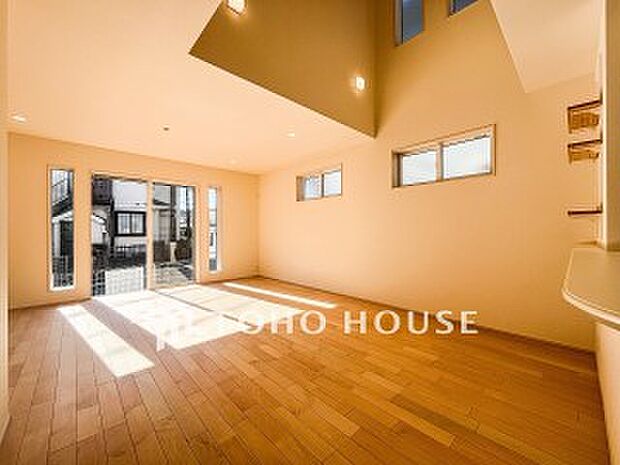 明るく開放的な空間が広がるLDK。室内には豊かな陽光が注ぎ込み、爽やかな住空間を演出。