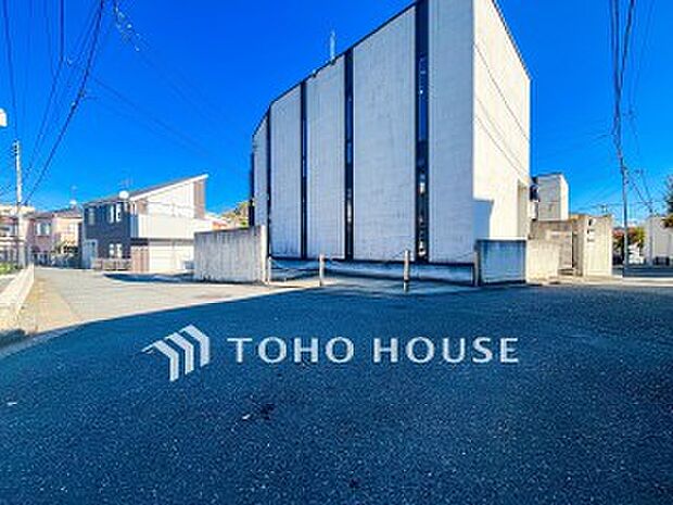 前面道路含む現地写真『快適』は「家」と「街」と「環境」が調和した時に訪れるだと改めて感じさせてくれます。