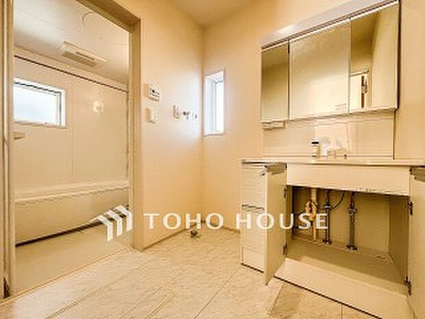 清潔感のあるプライベート空間は、身だしなみチェックや肌のお手入れに最適です。