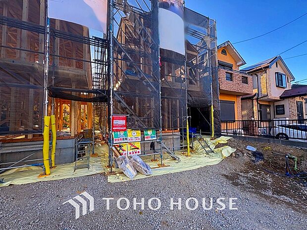 住む人や訪れる人やさしくエスコートする玄関アプローチ。