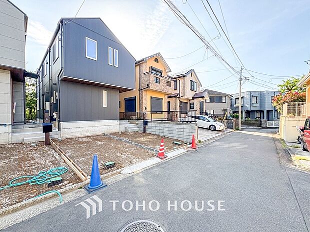 前面道路含む現地写真『快適』は「家」と「街」と「環境」が調和した時に訪れるだと改めて感じさせてくれます。