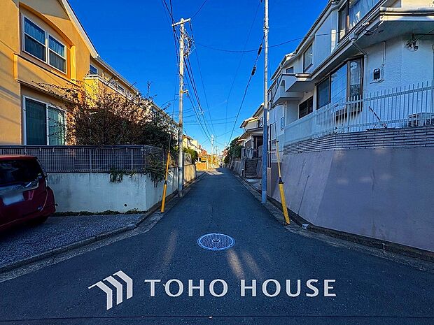 前面道路含む現地写真『快適』は「家」と「街」と「環境」が調和した時に訪れるだと改めて感じさせてくれます。