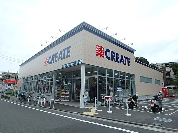 日用品もあり薬の品揃えも豊富。冷凍・冷蔵食品・酒・たばこなども取り扱っています。