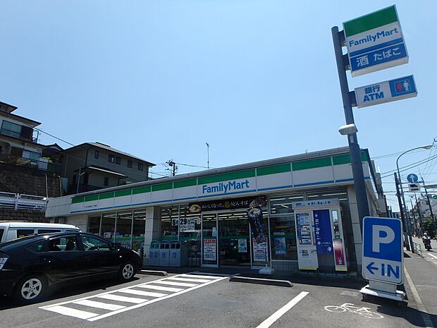 24時間営業ですので、急な買い物に便利です。駐車場もあります。