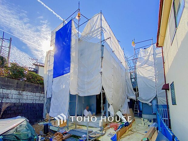爽やかな青空の下に贅沢なほどに降り注ぐ陽光、豊かな居住性と、クオリティが見事に調和した住空間。
