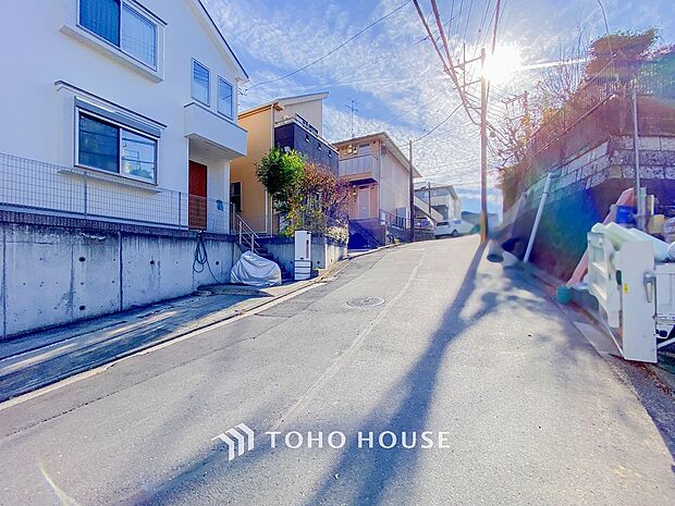 落ち着きのある閑静な住宅街に佇む邸宅。きっとここからご家族のかけがえのない想い出が作られることでしょう。