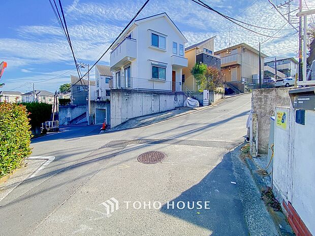 季節の移ろいを身近に感じる、自然豊かな閑静な住宅地。都市機能の利便性と豊かな緑に恵まれた住環境。