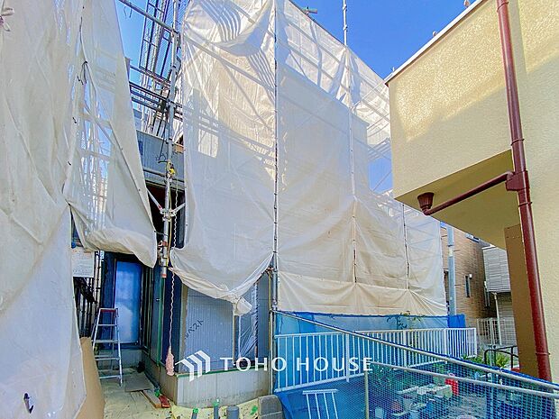 爽やかな青空の下に贅沢なほどに降り注ぐ陽光、豊かな居住性と、クオリティが見事に調和した住空間。